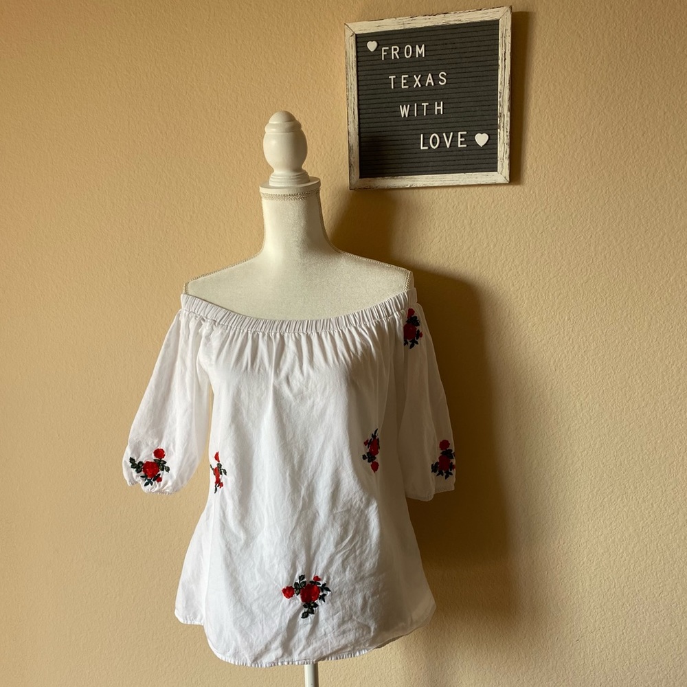 World Together Off Shoulder White w Red Embroired Flowers Sz Small
